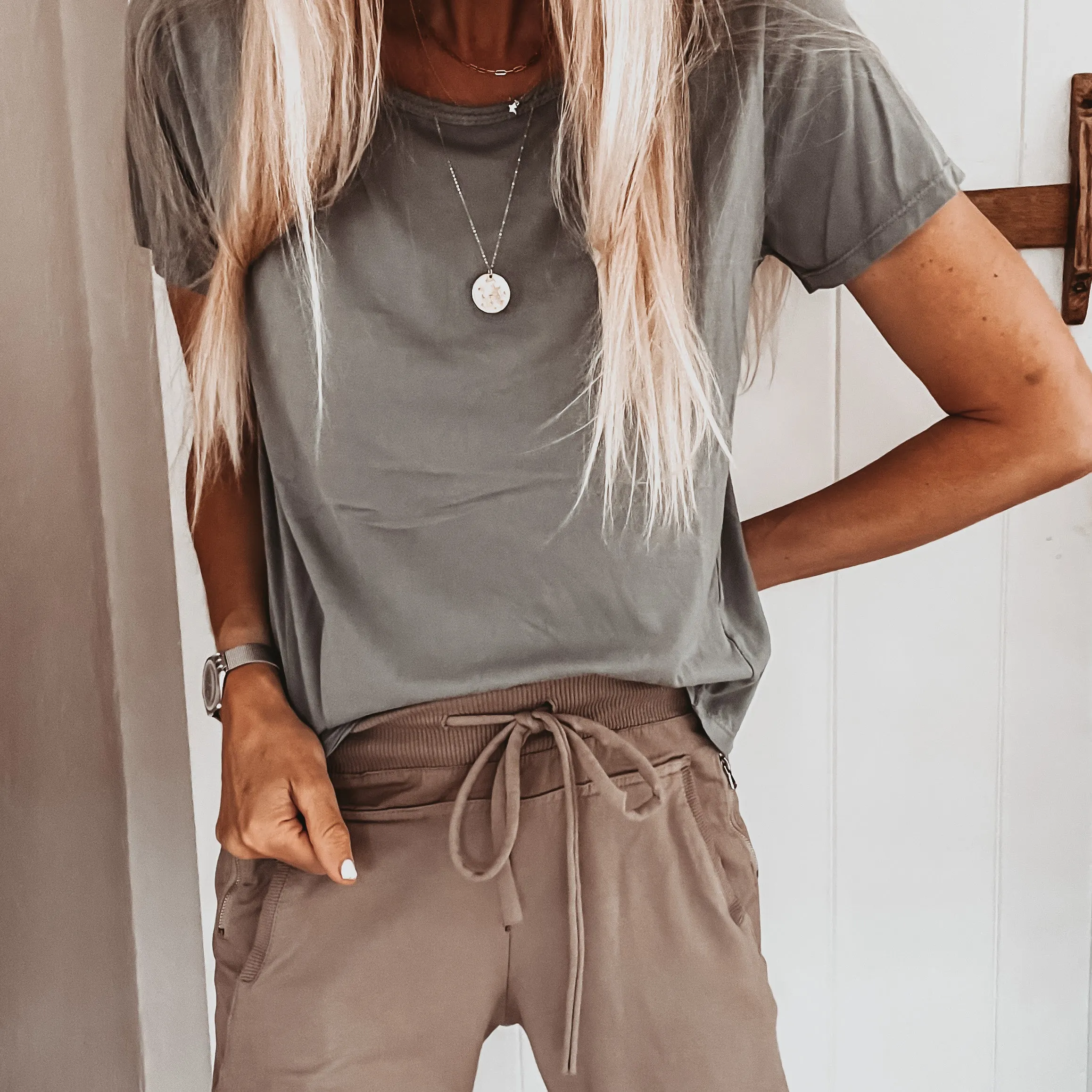 THE PERFECT LIGHT KHAKI TEE