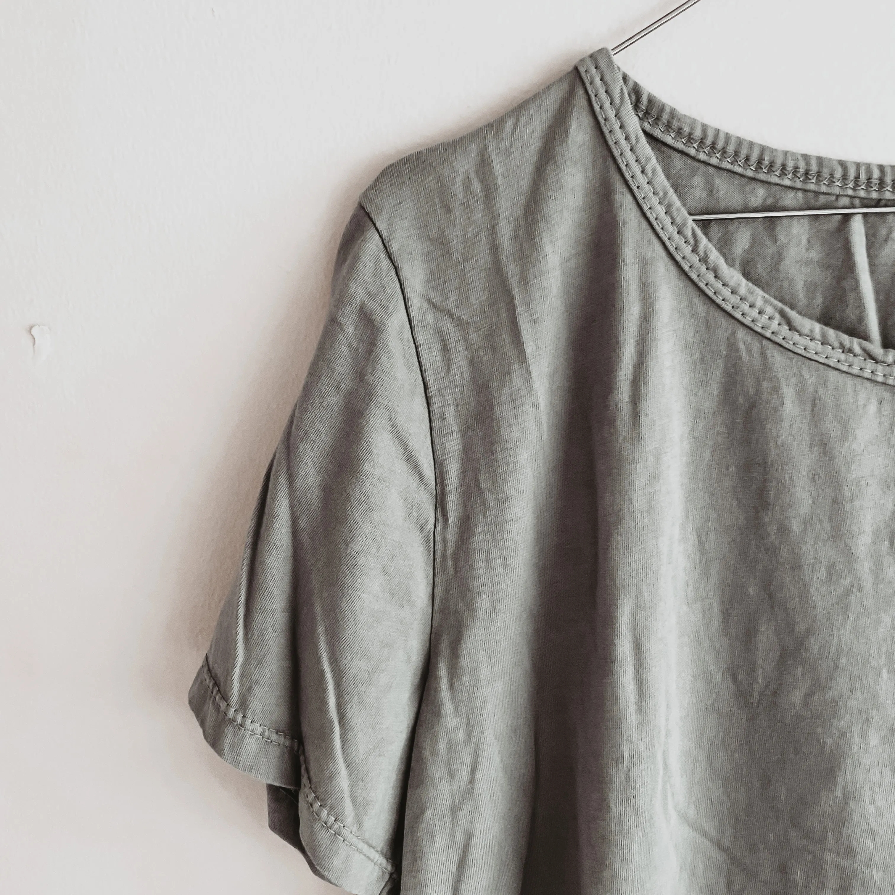 THE PERFECT LIGHT KHAKI TEE